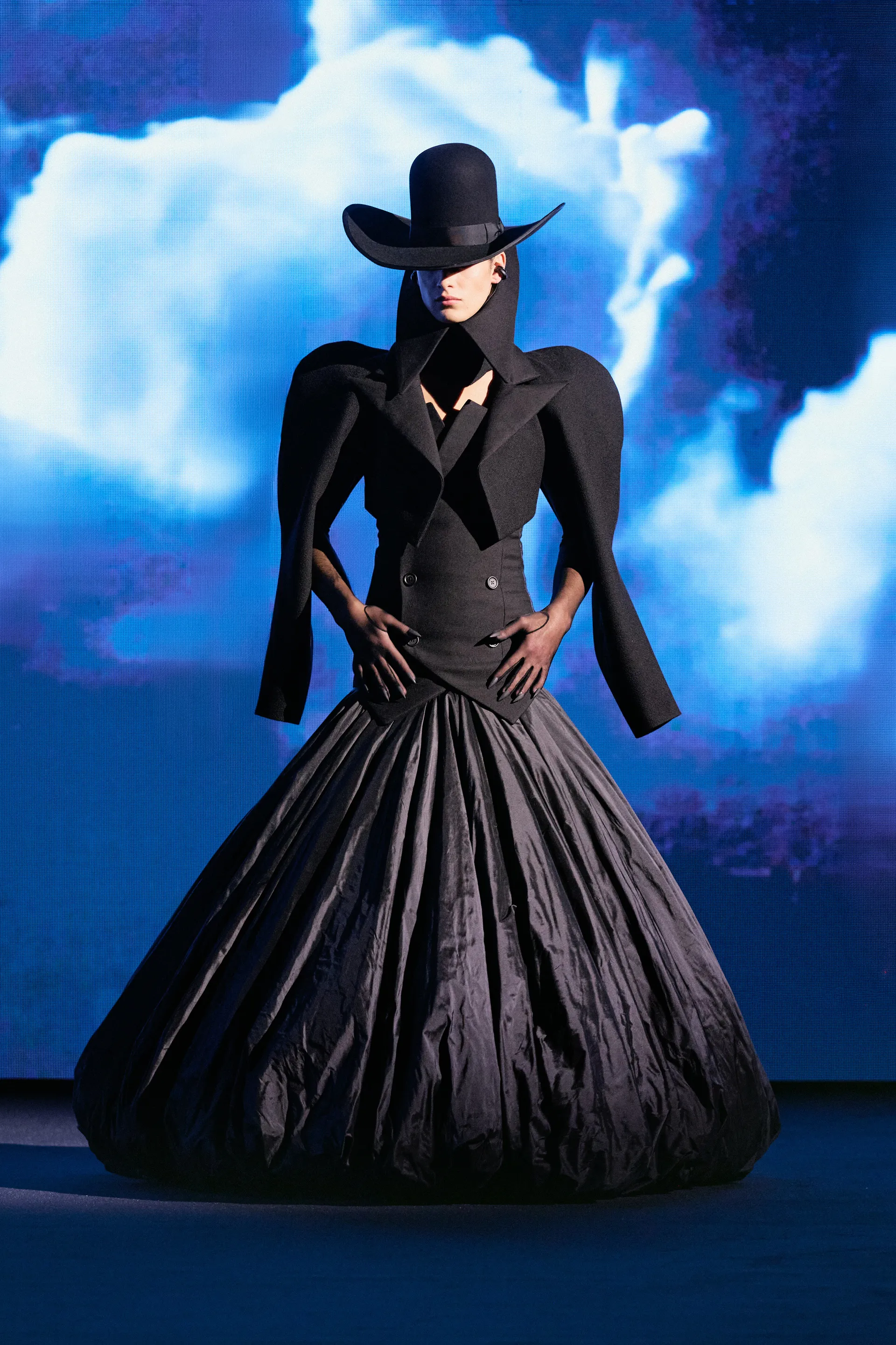 자신의 꿈을 옷에 투영했다는 홍콩 디자이너 | 인스티즈