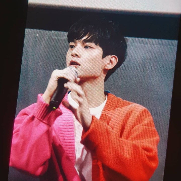 오늘 팬미팅에서 셀카 찍어준 노잼봇.jpg | 인스티즈