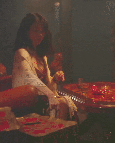 섹시여배우 아이유....과감한 노출의상 입고 끈적한 키스.gif | 인스티즈