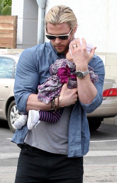 핫도그 소중하게 안고가는 어벤져스 토르(딸등신 햄식이) | 인스티즈