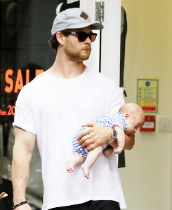 핫도그 소중하게 안고가는 어벤져스 토르(딸등신 햄식이) | 인스티즈