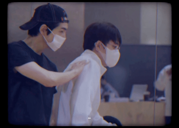 엑소 디오가 사적인 자리, 공간에서만 쓰는 무테 안경 | 인스티즈