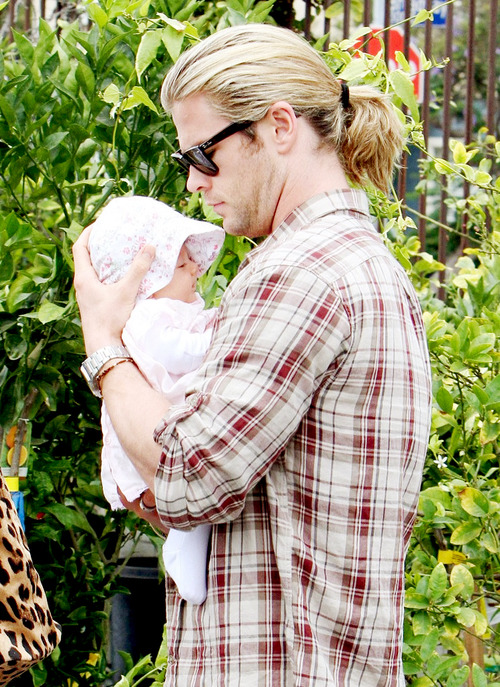 핫도그 소중하게 안고가는 어벤져스 토르(딸등신 햄식이) | 인스티즈