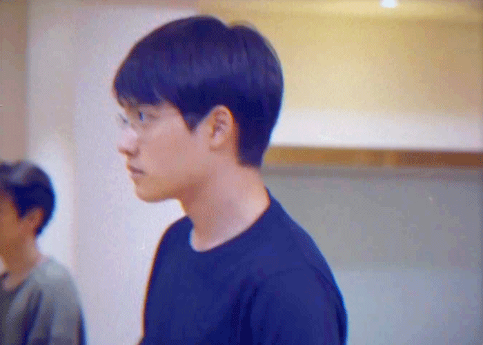 엑소 디오가 사적인 자리, 공간에서만 쓰는 무테 안경 | 인스티즈