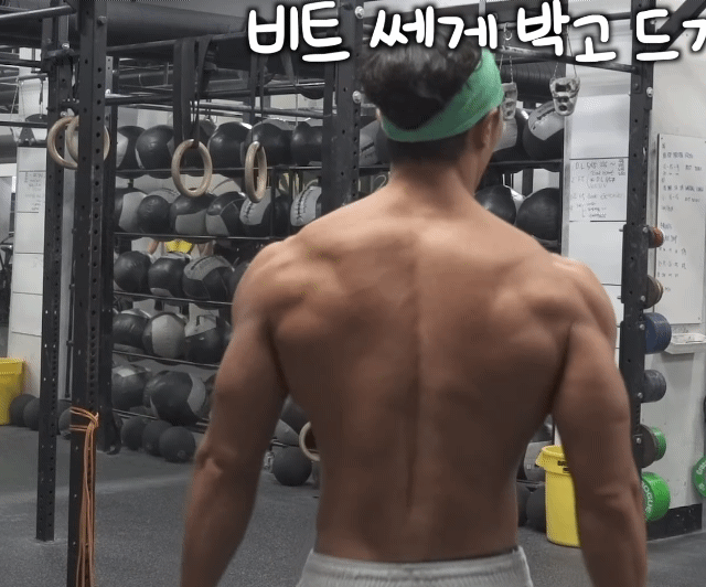 크로스핏 기반 운동 유튜버 까로의 몸매.jpgif | 인스티즈