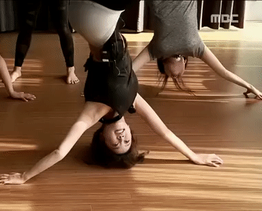 플라잉 요가 하는 걸스데이 소진 유라 움짤 | 인스티즈