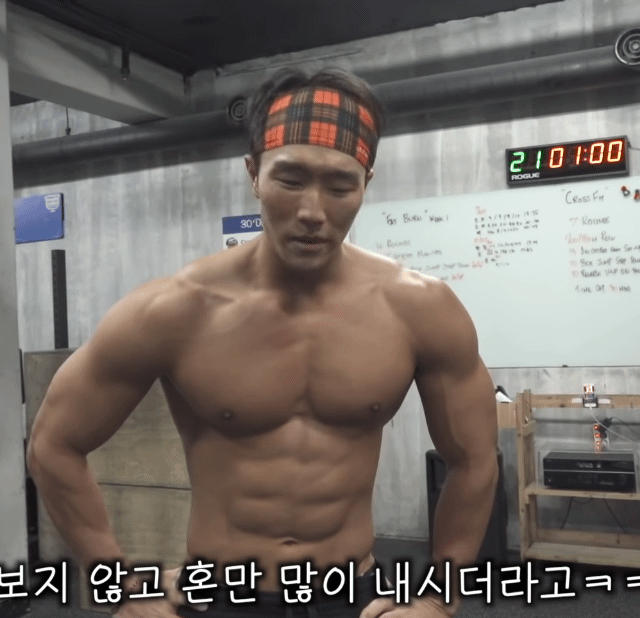 크로스핏 기반 운동 유튜버 까로의 몸매.jpgif | 인스티즈