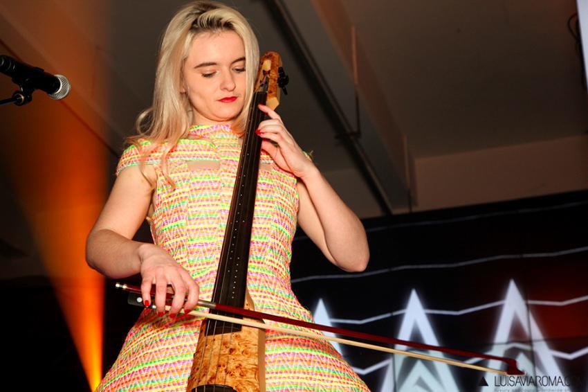 밴드 클린밴딧의 첼로 여신 그레이스 차토 | 인스티즈