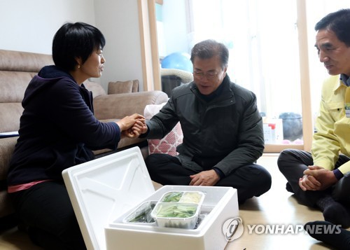 문재인 대통령 포항 이재민에게 이불 선물! | 인스티즈