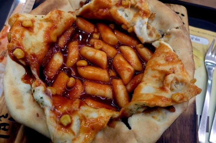 설빙 치즈 떡볶이 피자 실사.jpg | 인스티즈