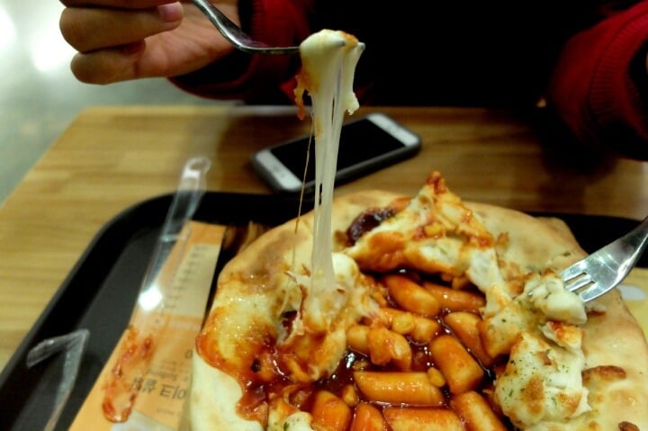 설빙 치즈 떡볶이 피자 실사.jpg | 인스티즈