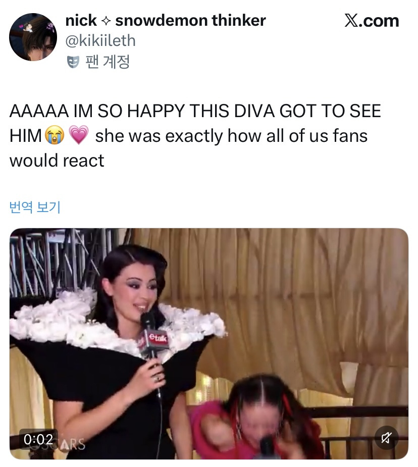 레드카펫에서 리포터 발견하고 인사해주는 안효섭 | 인스티즈