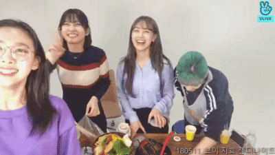 여러 사람이 오가는 대기실은 트와이스의 얼굴이라고 생각해요 | 인스티즈