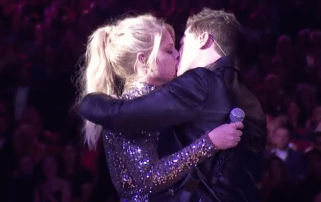 찰리푸스와 메간트레이너 AMA 키스장면.gif | 인스티즈