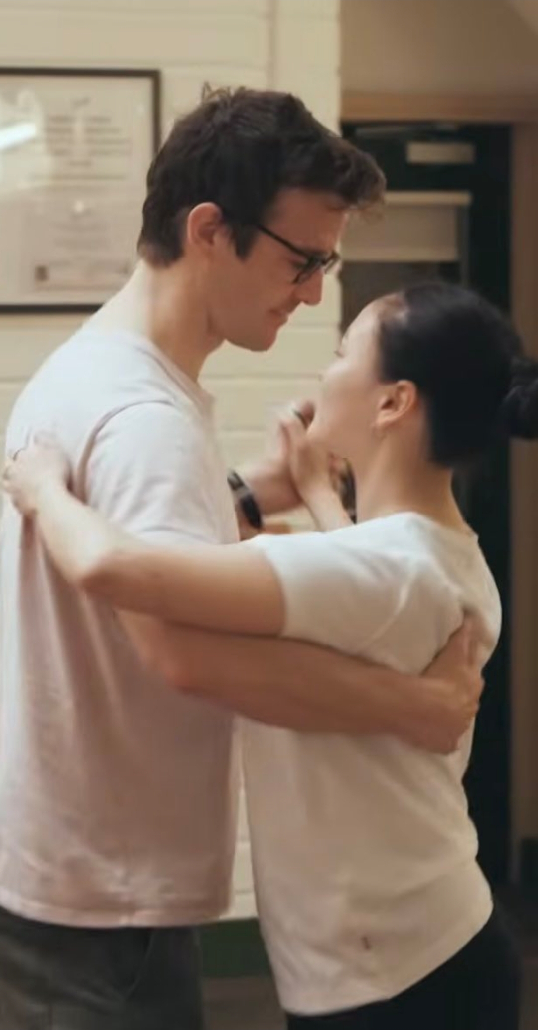 전세계 브리저튼 팬들을 디지버놓은 비하인드 춤 연습 영상.gif | 인스티즈