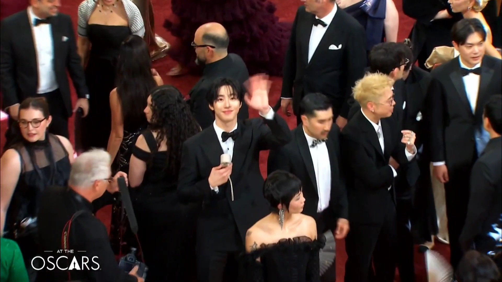 레드카펫에서 리포터 발견하고 인사해주는 안효섭 | 인스티즈