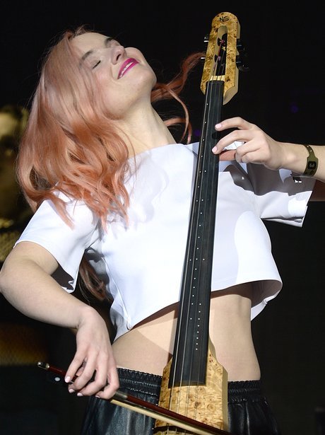 밴드 클린밴딧의 첼로 여신 그레이스 차토 | 인스티즈