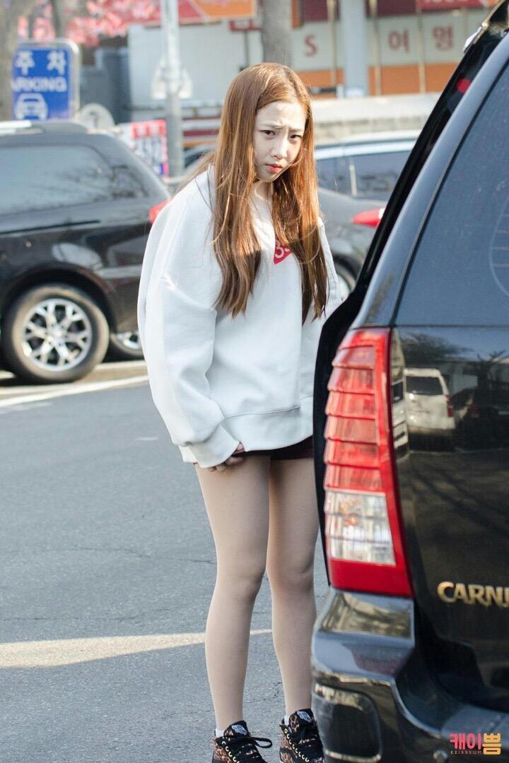 요즘 여자들 사이에서 유행하는 표정 | 인스티즈