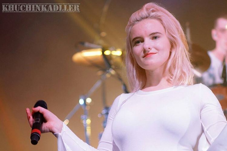 밴드 클린밴딧의 첼로 여신 그레이스 차토 | 인스티즈