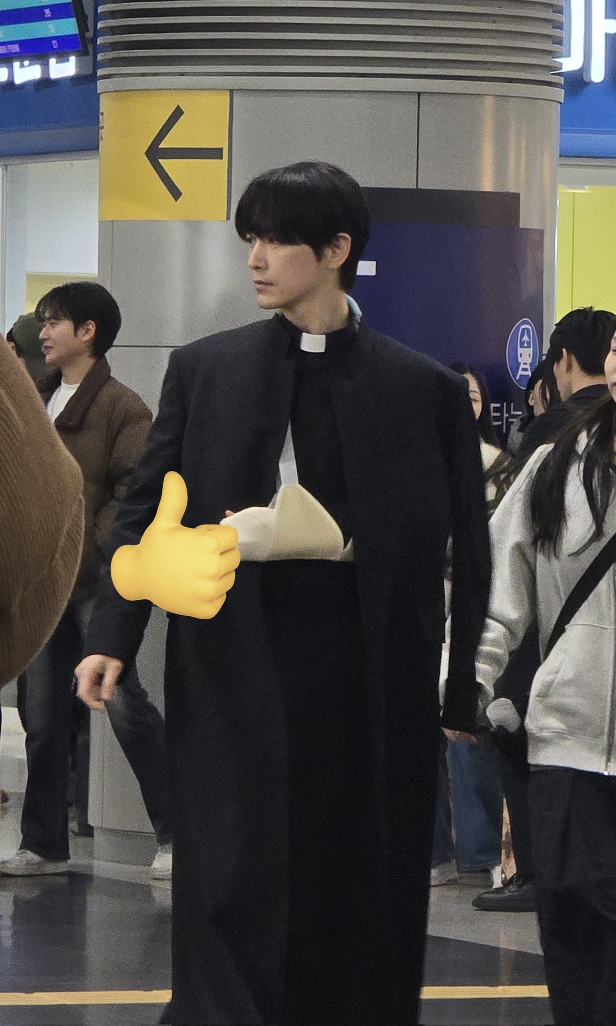 오늘 천주교 사제복 입고 목격된 배우 이준혁 | 인스티즈