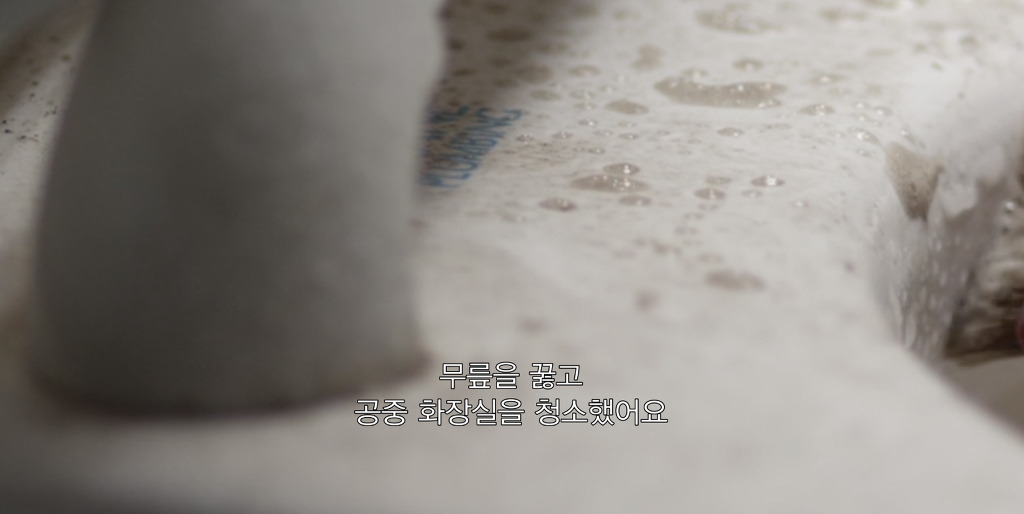 넷플 사이언톨로지 다큐에서 톰 크루즈에게 여신도를 상납했던 장면.jpg | 인스티즈