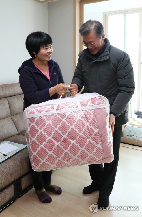 문재인 대통령 포항 이재민에게 이불 선물! | 인스티즈