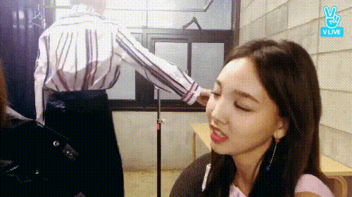 여러 사람이 오가는 대기실은 트와이스의 얼굴이라고 생각해요 | 인스티즈