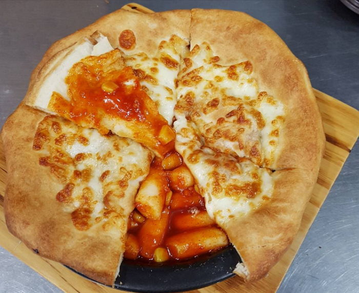 설빙 치즈 떡볶이 피자 실사.jpg | 인스티즈