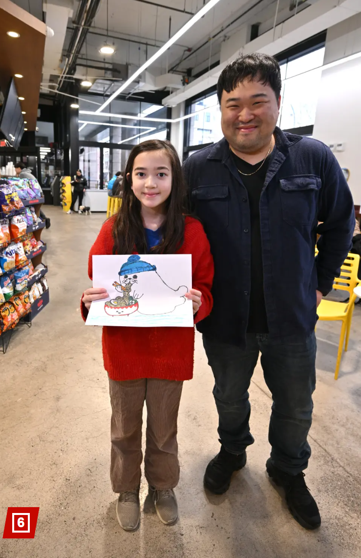 동네 마트 굿즈 일러스트 대회에서 우승한 "매운 라면을 먹는 물개"그림 | 인스티즈