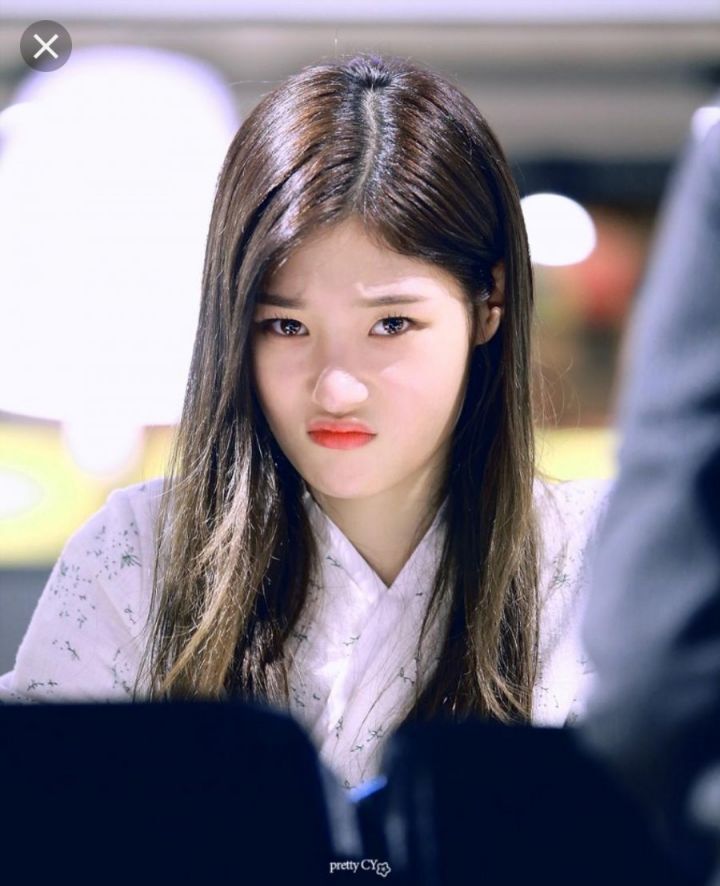 요즘 여자들 사이에서 유행하는 표정 | 인스티즈