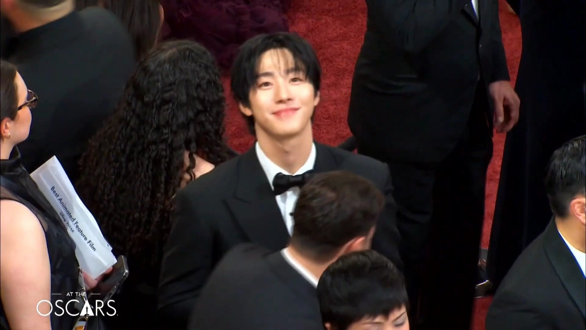 레드카펫에서 리포터 발견하고 인사해주는 안효섭 | 인스티즈