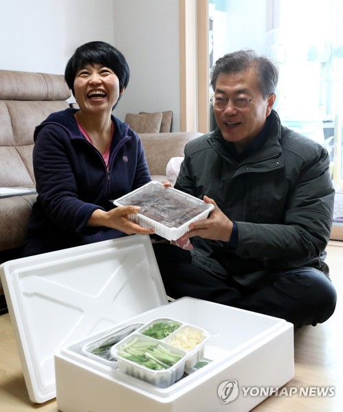 문재인 대통령 포항 이재민에게 이불 선물! | 인스티즈