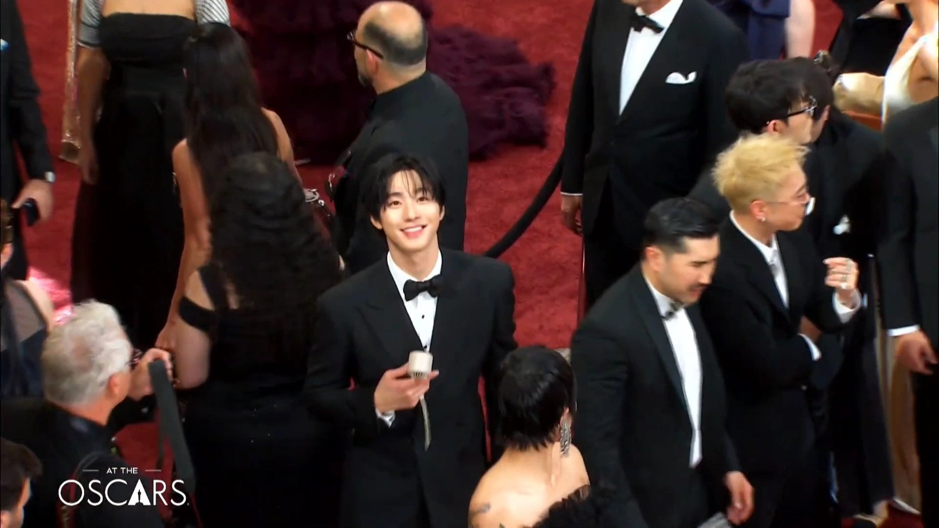 레드카펫에서 리포터 발견하고 인사해주는 안효섭 | 인스티즈