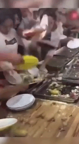 경악스러운 중국 관광객들의 뷔페 매너ㄷㄷㄷㄷㄷㄷㄷ. gif | 인스티즈