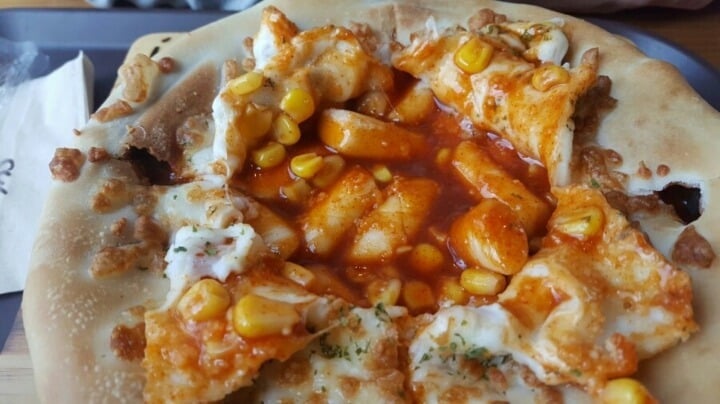 설빙 치즈 떡볶이 피자 실사.jpg | 인스티즈