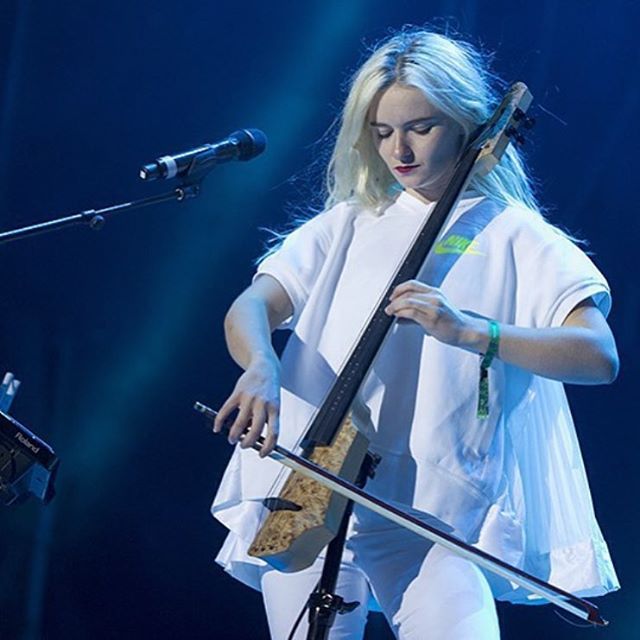 밴드 클린밴딧의 첼로 여신 그레이스 차토 | 인스티즈