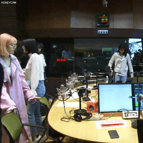 여러 사람이 오가는 대기실은 트와이스의 얼굴이라고 생각해요 | 인스티즈