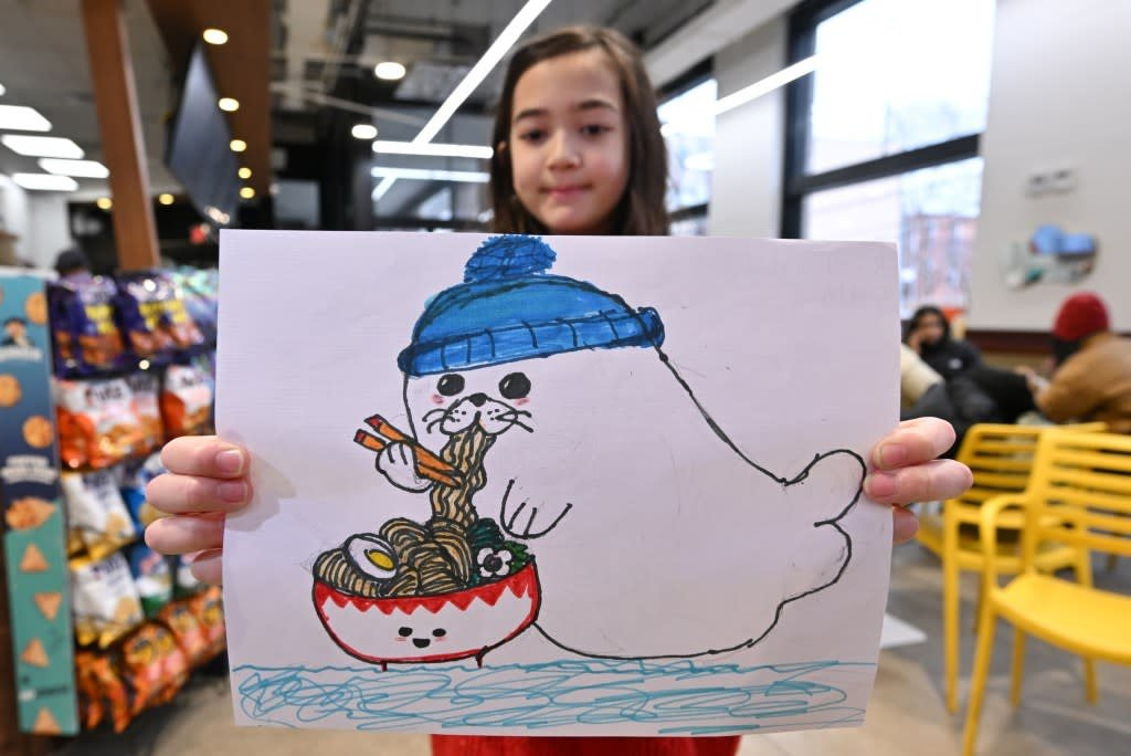 동네 마트 굿즈 일러스트 대회에서 우승한 "매운 라면을 먹는 물개"그림 | 인스티즈