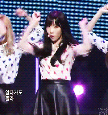 흔들리지 않는 여자아이돌 앞머리.gif | 인스티즈