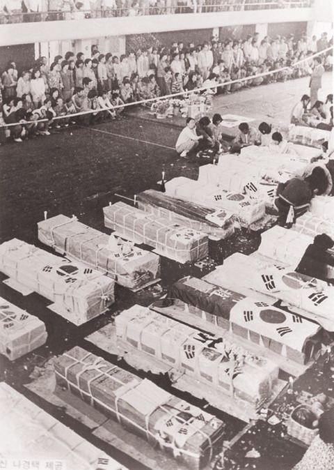 왜 태극기로 관을 감싸는 걸까. 마치 나라가 그들을 죽인 게 아니라는 듯이 | 인스티즈