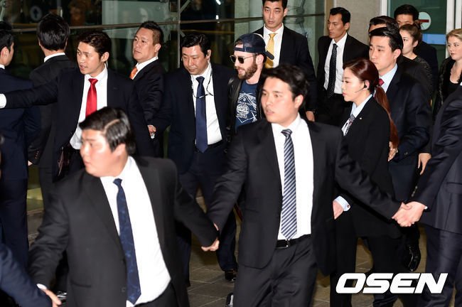 레전드 찍어버린 오늘자 아이돌 공항 경호 | 인스티즈