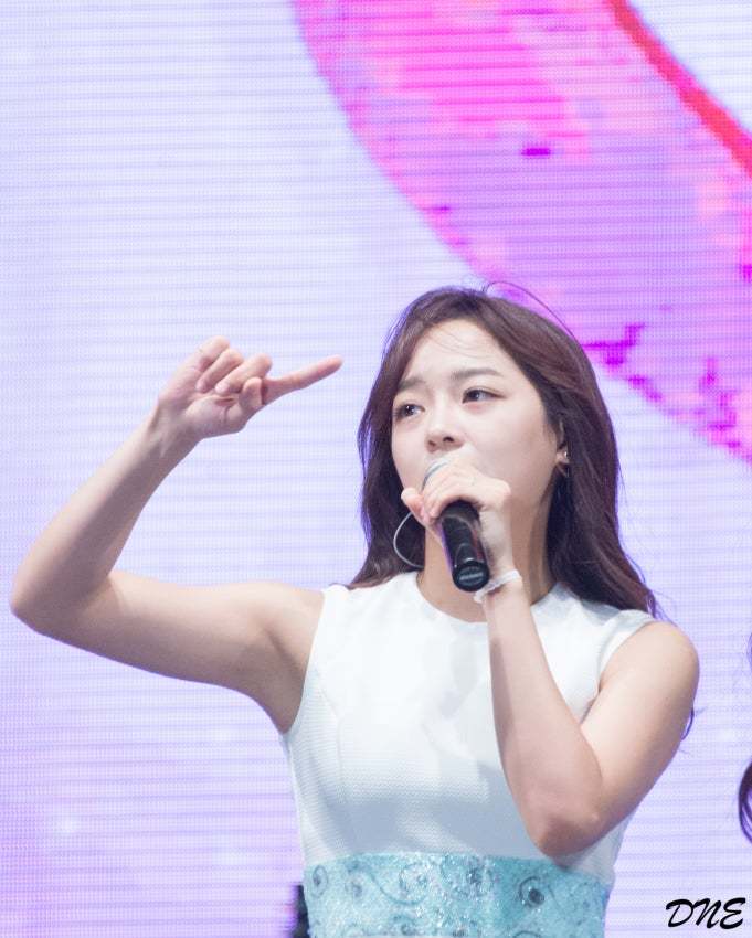취향 파괴하는 김세정 겨드랑이.gif | 인스티즈