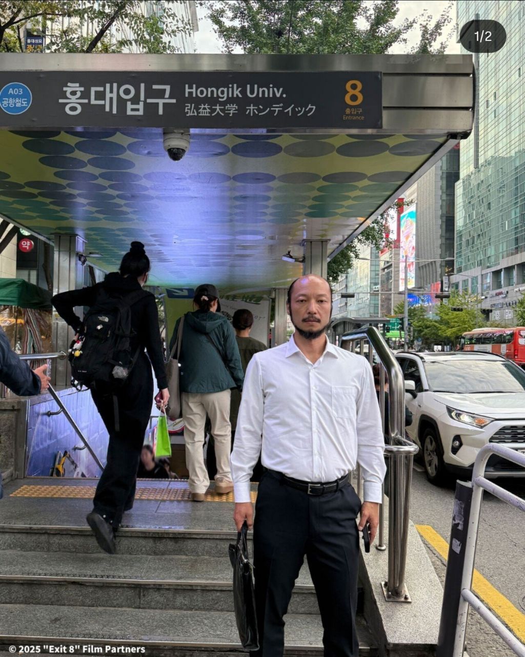 홍대입구 8번출구에 영화 8번출구 실사판 아저씨 등장 | 인스티즈