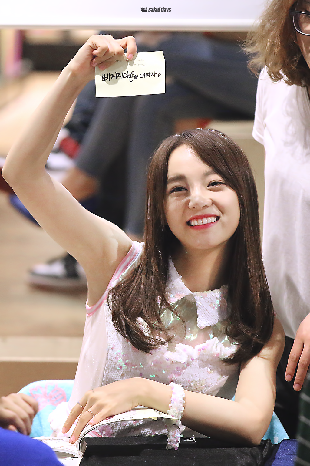 취향 파괴하는 김세정 겨드랑이.gif | 인스티즈