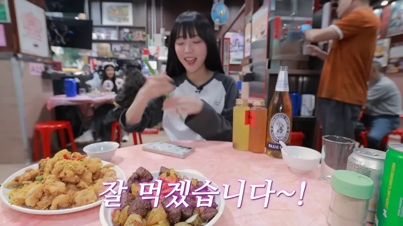 홍콩 실내 포차에 가볍게 먹으러 온 쯔양 | 인스티즈