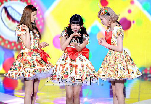 先 後중독의 선두주자! B급 컬쳐 아이돌의 시초! 말도 많고 탈도 많았던 ＜오렌지캬라멜＞의 의상 모음 | 인스티즈