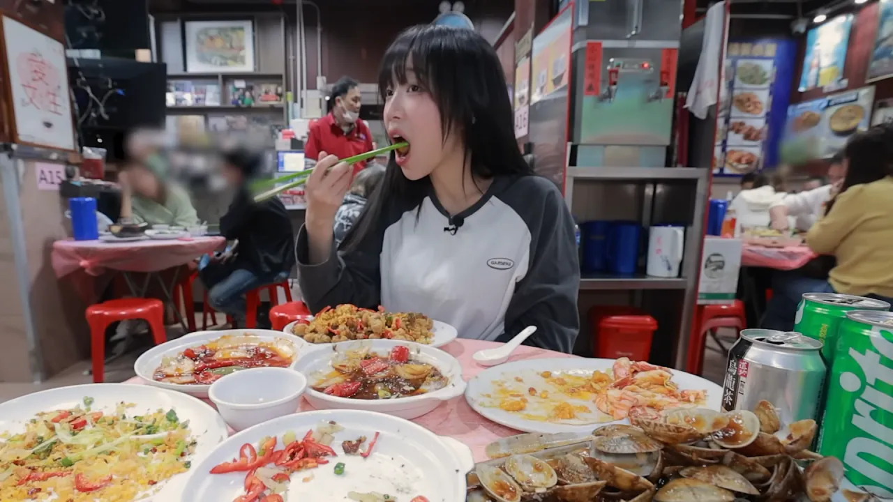 홍콩 실내 포차에 가볍게 먹으러 온 쯔양 | 인스티즈