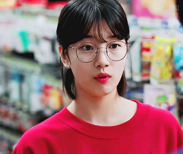 안경쓰면 훨씬 어려진다는 수지 | 인스티즈