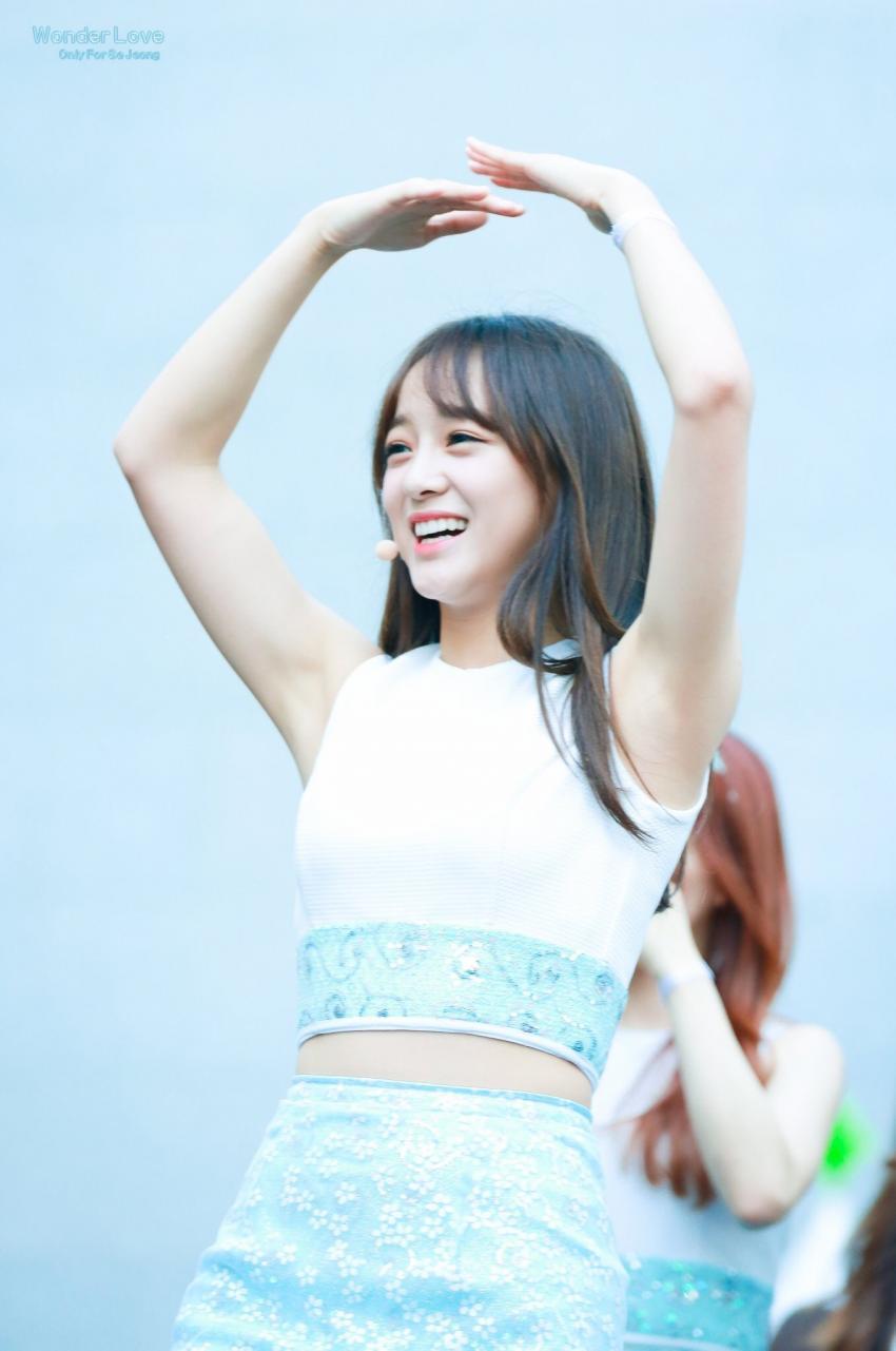 취향 파괴하는 김세정 겨드랑이.gif | 인스티즈