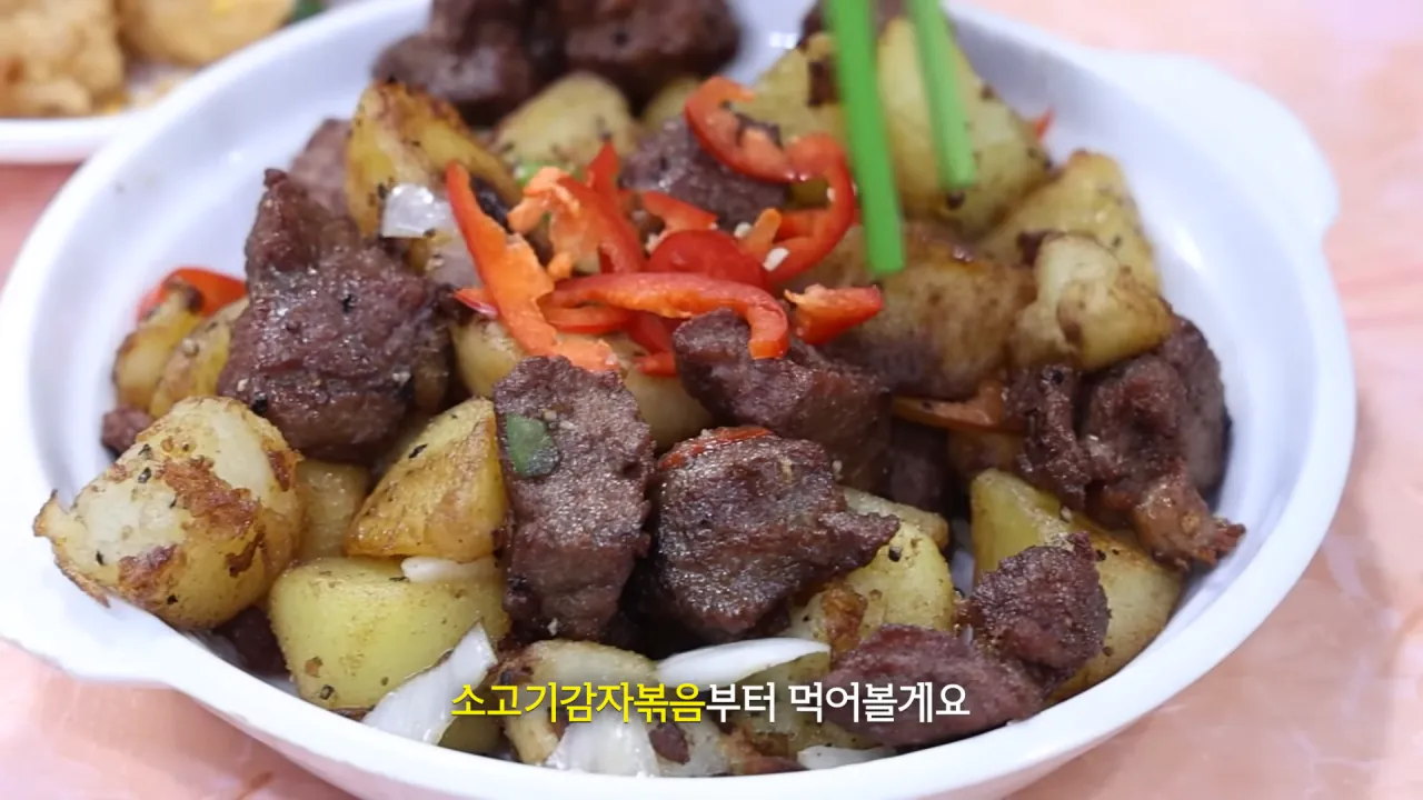 홍콩 실내 포차에 가볍게 먹으러 온 쯔양 | 인스티즈